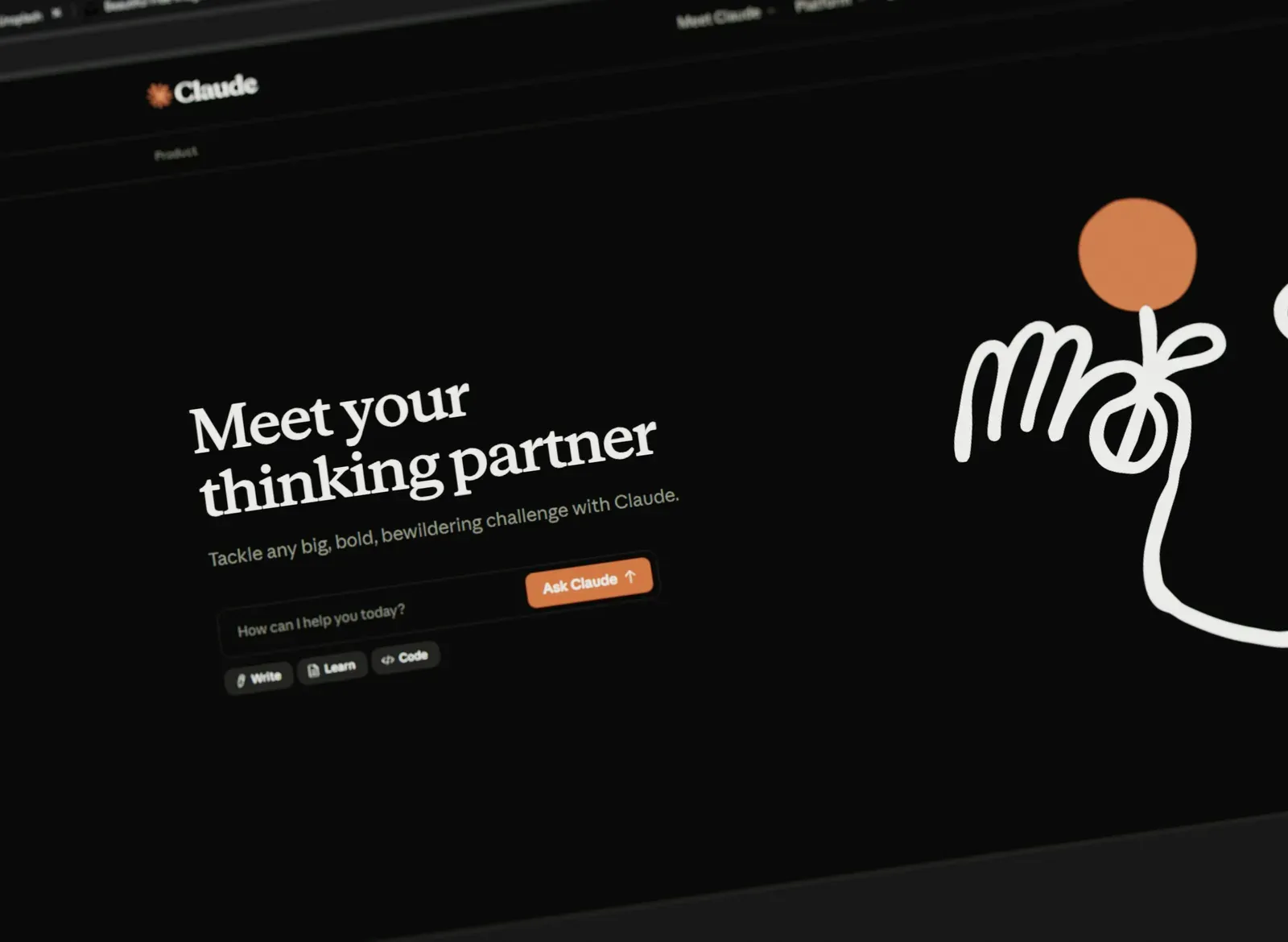 Fotografía en ángulo de una pantalla con la página de inicio de Claude en modo oscuro, con el titular «Meet your thinking partner» y el campo de entrada de texto.